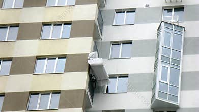 Cable locks lifted cargo on multi-storey building