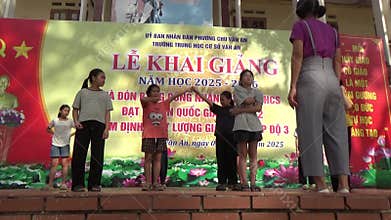 Vietnamese schoolgirls are practicing performing arts to prepare for the opening day of the new school year