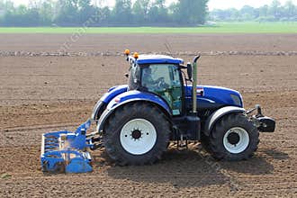 Farmer in tractor plows the fields, Tricht / Geldermalsen, Betuwe, Netherlands