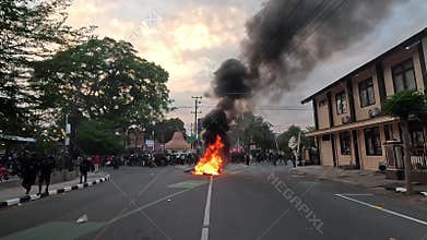 Indonesian rioted and demonstrated to demand higher allowances in the House of Representatives (DPR)