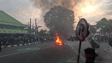 Indonesian rioted and demonstrated to demand higher allowances in the House of Representatives (DPR)