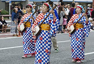 Women playing on shamisen