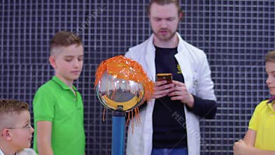 Children explores van de graaff generator
