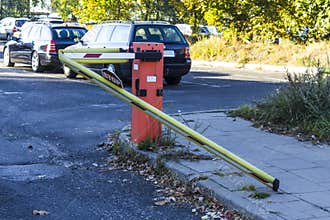 The car broke the barrier at the exit from the paid parking.