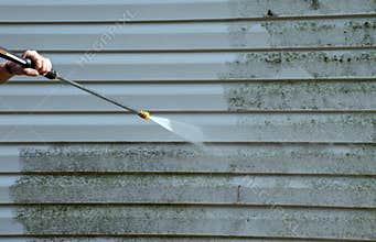 Cleaning siding mold on house