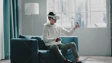 Gamer tests new VR headset moving hands with controllers