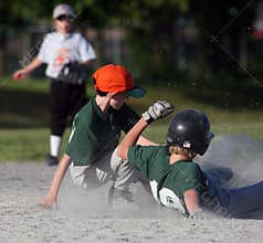 Baseball player sliding into b