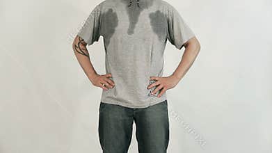 Pretty women are fainting because of an bad smelling man