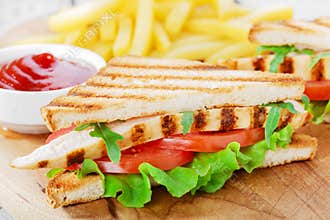 Sandwich with grilled chicken and tomatoes