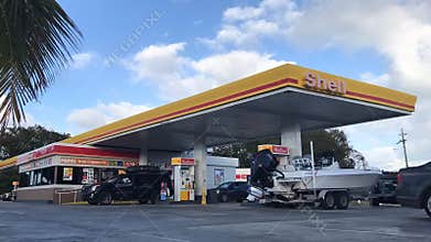 Time lapse of Shell gas station customers