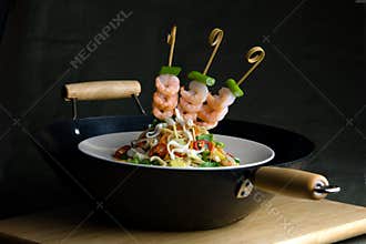 Oriental stir-fry with prawns and noodles