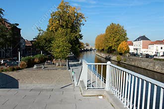 Promenade le long du quai Notre-Dame a Tournai en Belgique en automne. Pont des trous en perspective