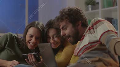 Friends social networking on the phone together