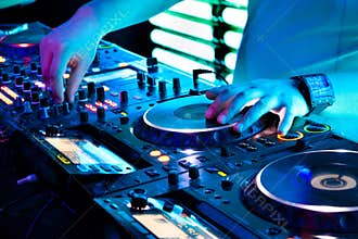 Dj mixes the track