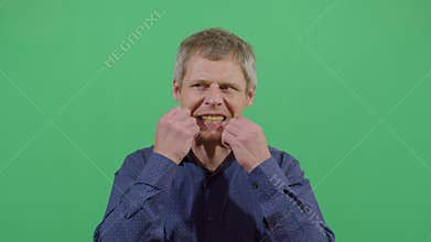 Dental floss cleaning by a adult man