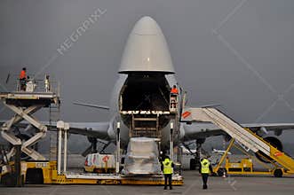 Cargo plane loading
