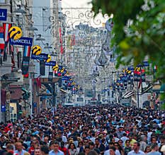 People on Istiklal Avenue (Istanbul, Turkey)
