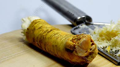 Horseradish, whole piece and grated