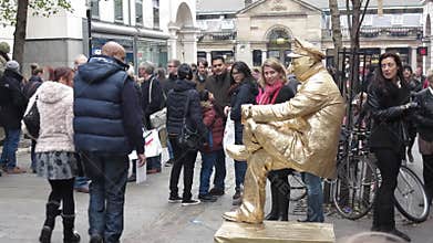 Living statue street artist