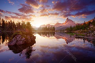 The beautiful Lago Di federa See early in the morning