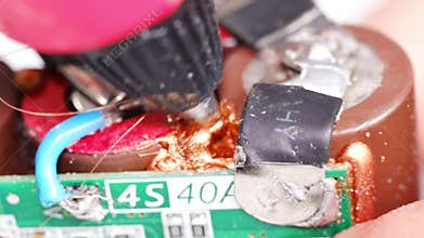 Repairing electronic circuits in a workshop setting