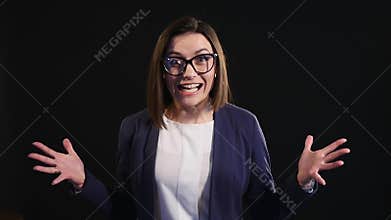 Amazed businesswoman screaming dark background