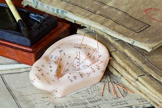 Ear model and needle for ear acupuncture