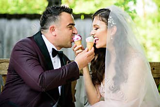 Sweet icecream for a wedding couple