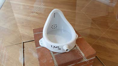 « Fountain » the urinal sculpture made with porcelain of Marcel Duchamp