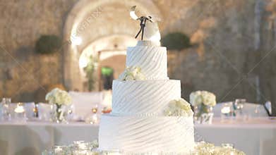 A closeup shot of a wedding cake