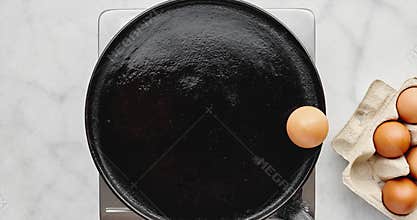 Animation of an egg frying itself in a hot pan