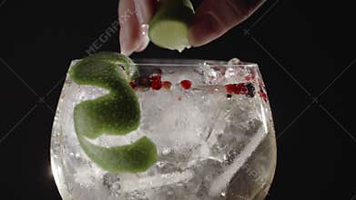 Fizzy gin drink with lime