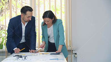 4K video of businesspartners designing new strategy