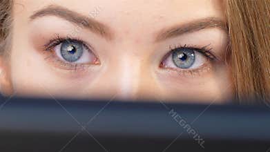 The girl broker monitors the change of the trade on your computer online.