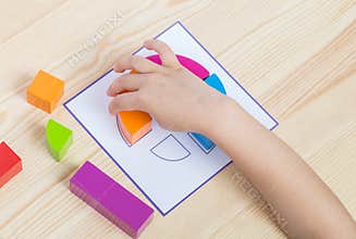 Child spreads pattern according to pattern