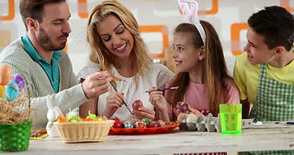 Easter painting â€“ family coloring eggs