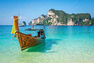 Long boat and tropical beach, Andaman Sea, Phi Phi Islands, Thaila