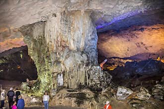 Hang Sung Sot cave