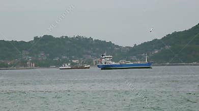 Barco de carga en la costa/ Cargo ship on the coast