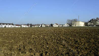 Field close between a housing area
