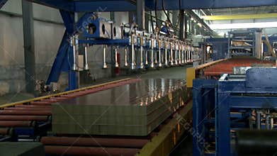 Automated machine for moving sandwich panels