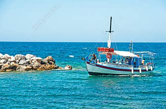 Schooner Elizabeth entering harbor at Sissi