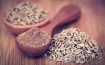 Crushed cumin with whole