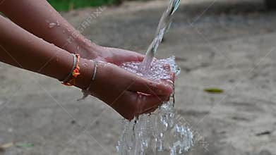 The water flows on the hands of people video Slow motion 120 frames