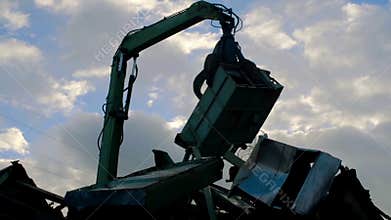 Scrap metal recycling plant and crane