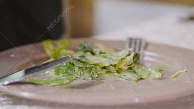 A paper napkin is put on a plate with uneaten malate.