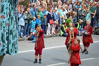 Crew of Royal de Luxe theatre controlling giant mechanical doll
