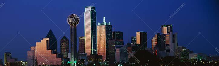 Dallas, TX skyline at dusk
