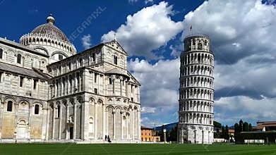 Pisa cathedral and the world famouTimelapse of the Pisa cathedral and the leaning tower on a cloudy days leaning tower
