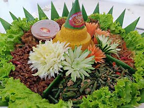 Tumpengan served with a variety of side dishes that are usually served for certain events is typical of Infonesia